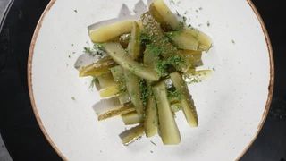 Castraveți românești în saramură