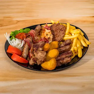Miješano meso sa pancetom, pomfrijem i prilozima