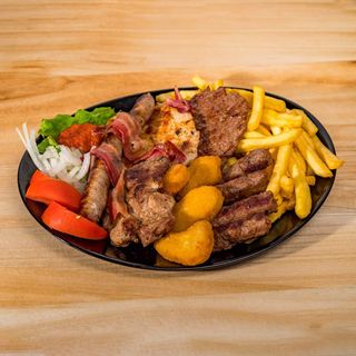 Miješano meso sa pancetom, pomfrijem i prilozima