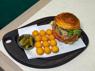 Бургер з рваною свининою в круасані (350g)