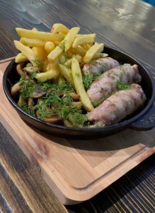 Баварські ковбаски з картоплею фрі та печерицями