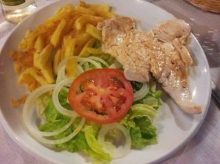 Pechuga Con Papas Y Ensalada