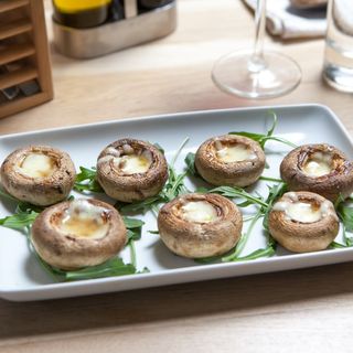  Ciuperci la grătar cu pesto şi mozzarella