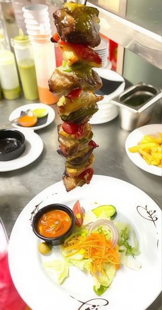 Brocheta Mixta Con Vino Tinto