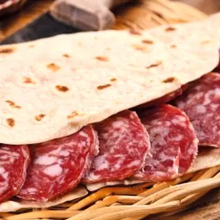Piada con salame nostrano