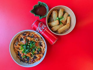 Makaron Udon z kimchi WIEPRZOWINA + 10 sajgonek + Coca cola 0,33