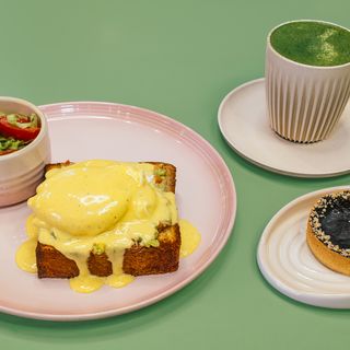 ავოკადოს ბენედიქტის კომბო