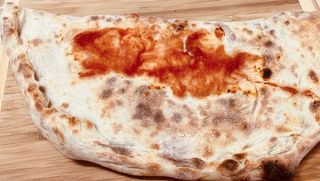 Calzone con prosciutto cotto e mozzarella