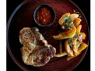 Стейк зі свинини з картоплею по-селянськи та соусом зі свіжих томатів (300г)