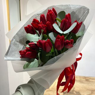 Букет з 17-ти червоних тюльпанів з додаванням евкаліпту