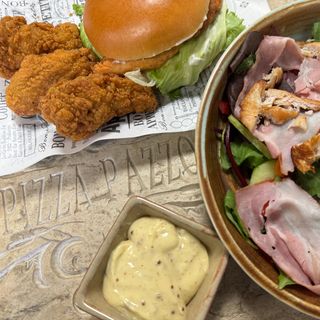   Понеделник Bonanza/Боно бургер + 3 пържени крилца +Салата = 20.00 лв 