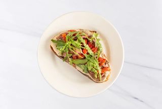 Брускетта с ростбифом, печёным перцем и соусом из тунца