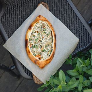 Хачапурі з м'ясом, сулугуні та томатами