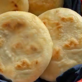 Arepa Jamón y Queso con Papas Fritas