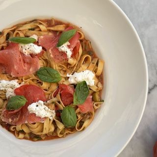 Linguine "Arrabbiata" con alcaparras, stracciatella y alcachofas