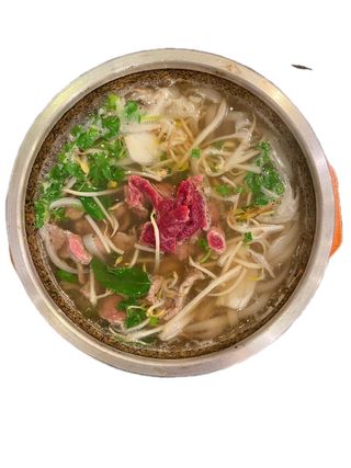 Pho vietnamita speciale in ciotola di pietra