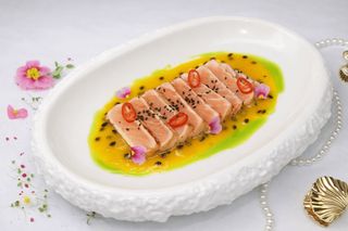 Татакі з лосося із соусом з маракуї (150г)