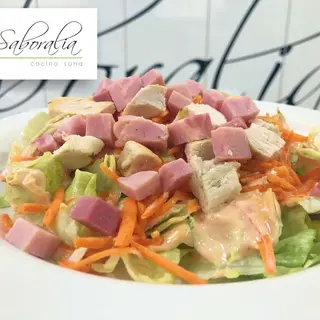 Ensalada de Pollo con Salsa Rosa