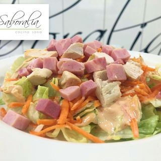 Ensalada de Pollo con Salsa Rosa