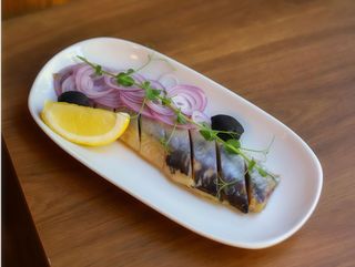 Оселедець слабої солі з цибулею та оливками каламата (200г)