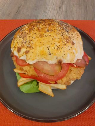 Pită(hamburger) cu snițel de porc