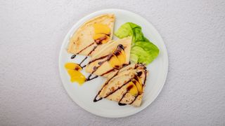 Naleśniki z twarogiem (3 szt.), owocem i polewą czekoladową