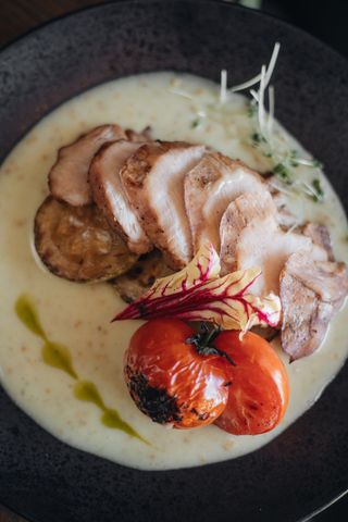 Стейк курячий з овочами та сирно-горіховим соусом (300г)