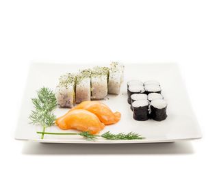 142-Makis pez mantequilla, california pollo frito y nigiri de salmón