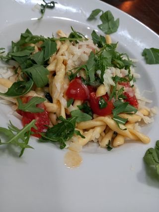 Trofie con pachino, rucola e scaglie di pecorino sardo