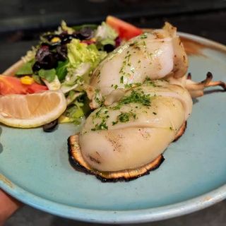 Sepia A La Parrilla Con Bouquet De Ensalada