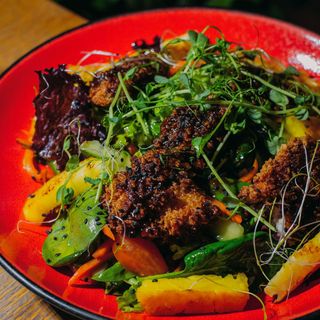 SAŁATKA Z KURCZAKIEM TERIYAKI W PANKO