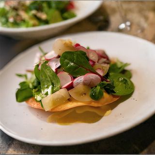 Salata sa grilovanim biftekom na hrskavoj tortilli