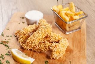 Пилешко филе с корнфлейкс поднесено с пържени картофи (400гр)