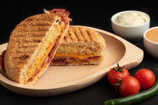 Sandwich ceafa afumata & Cheddar