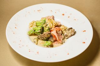 Salată caldă cu ficat de pui și broccoli 