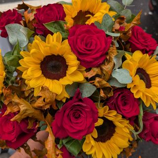 bouquet di Rose rosse e girasoli L