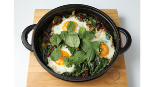 Shakshuka zielona - szpinak + suszone pomidory + jalapeno + czosnek