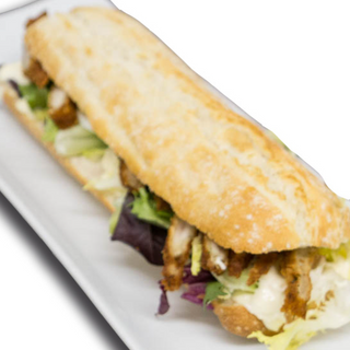 BOCADILLO PECHUGA CRUJIENTE: Pechuga de pollo crujiente, vegetales (Mezcla de lechugas), huevo cocido y alioli