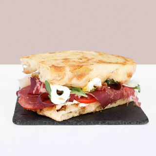 Pinsa farcita con Bresaola della Valchiavenna e crema di formaggio