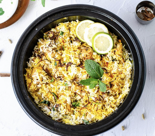 Plato de pollo o pollo tikka biryani