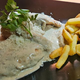 Scalopina de pui cu cartofi prajiti