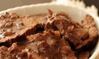 Brasato di cinta senese con verdure e more