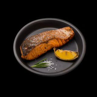 Salmón a la parrilla con verduras