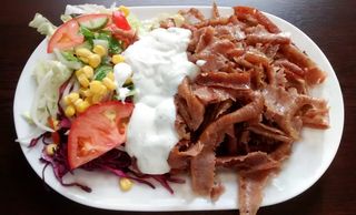 Doner Kebab na talerzu duży