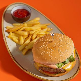 Бургер с курицей и фирменным соусом