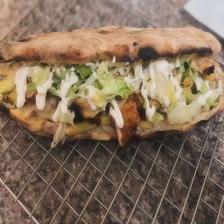 Wurstel, patatine fritte, provola affumicata e salsa barbecue