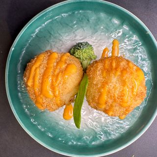 44. BUÑUELOS DE PATATA Y QUESO—-(5U)