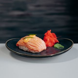 Nigiri łosoś Aburi