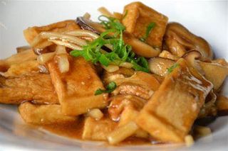 Dogu saltato con bambù e funghi