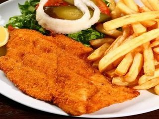 Pechuga de Pollo Rebozada con Patatas Fritas